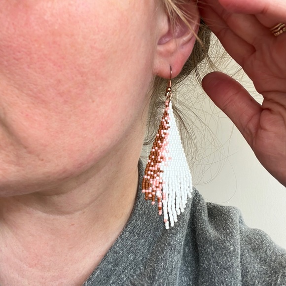 White and peach beaded earrings - Picture 3 of 3